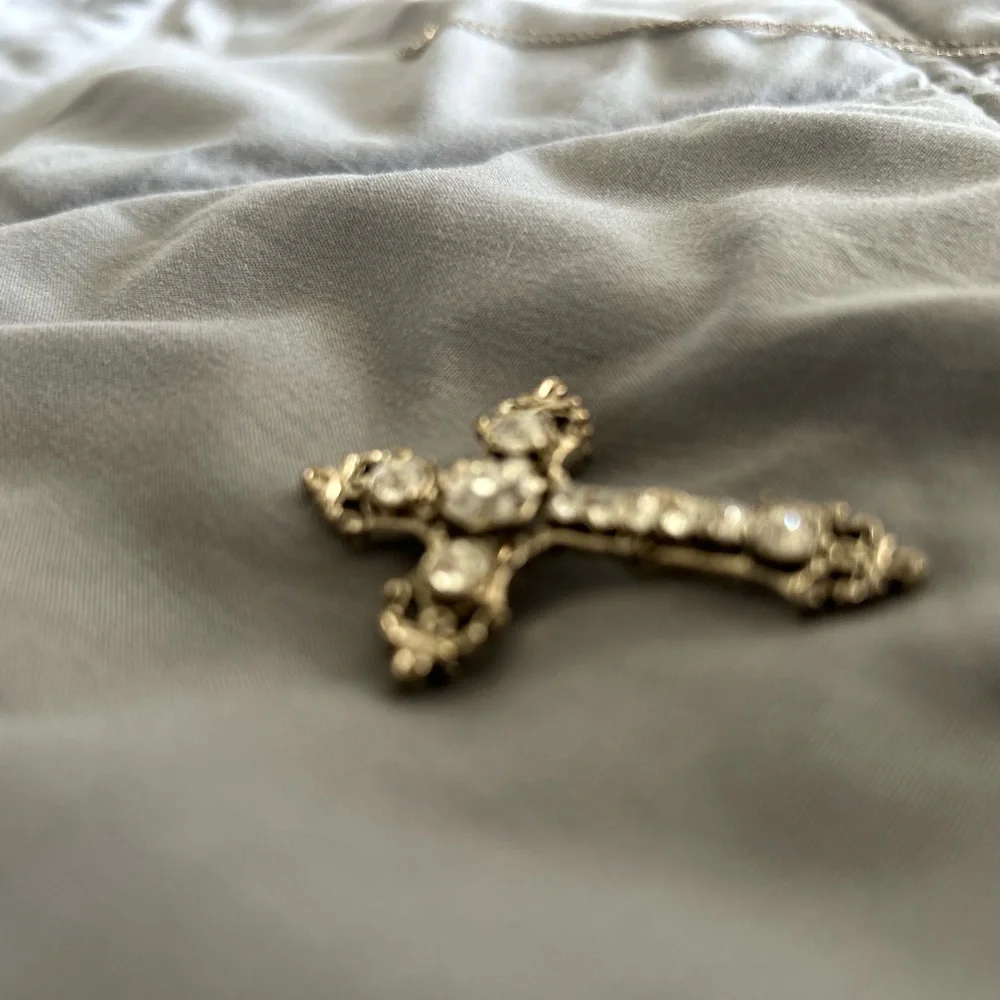 SOLD. Silver Cross CZ Pin Brooch - Picture 6 of 9